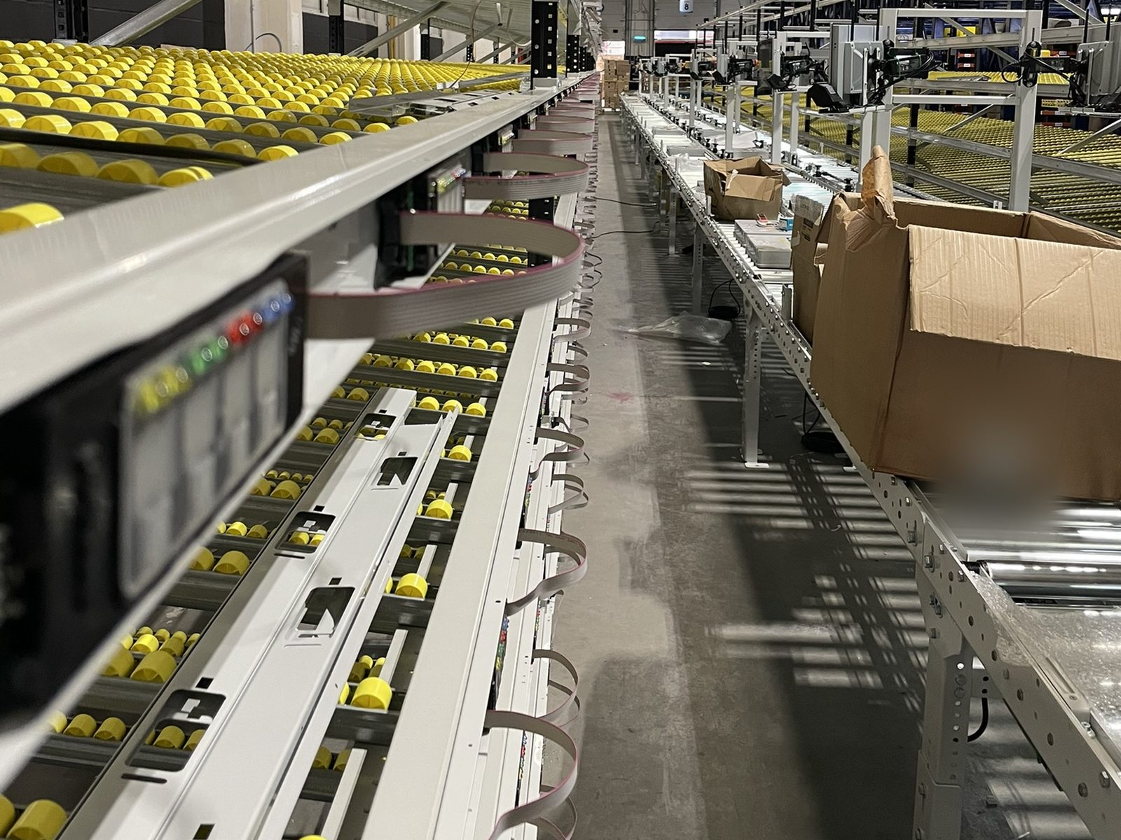 Pick-to-light module mounted on a flow-rack picking station