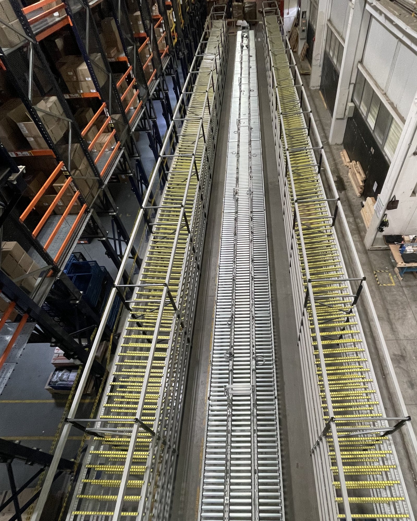 Flow-rack picking line with a central roller conveyor, seen from above after installation, Colombia